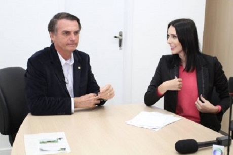 Jair Bolsonaro assedia repórter e oferece filho para provar masculinidade