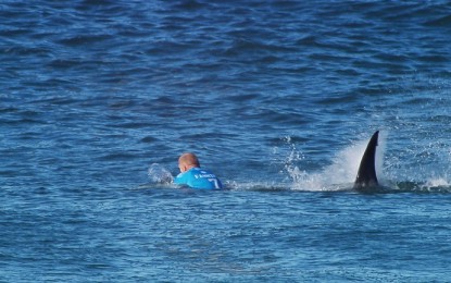 VEJA VÍDEO (IMPRESSIONANTE): Surfista é atacado por tubarão na final de J-BAY da WSL