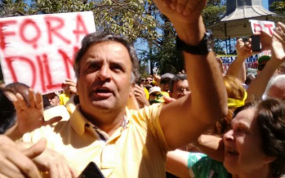 Após ser ovacionado na manifestação, Aécio Neves entrou em um carro e foi embora