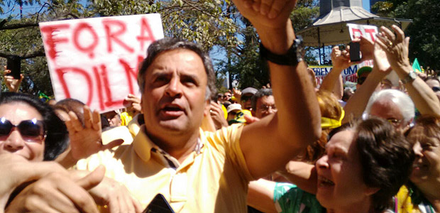 Após ser ovacionado na manifestação, Aécio Neves entrou em um carro e foi embora