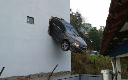 VEJA FOTOS: Motorista erra freio no ES e carro acaba pendurado