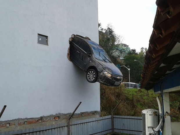 VEJA FOTOS: Motorista erra freio no ES e carro acaba pendurado