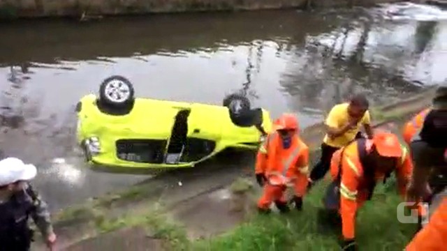 VÍDEO: Garis jogam carro em canal após dois colegas serem atropelados
