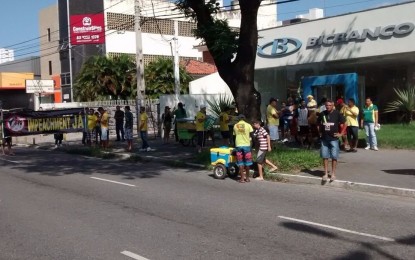 PROTESTO EM JOÃO PESSOA: Manifestantes começam a se reunir próximo ao Grupamento de Engenharia
