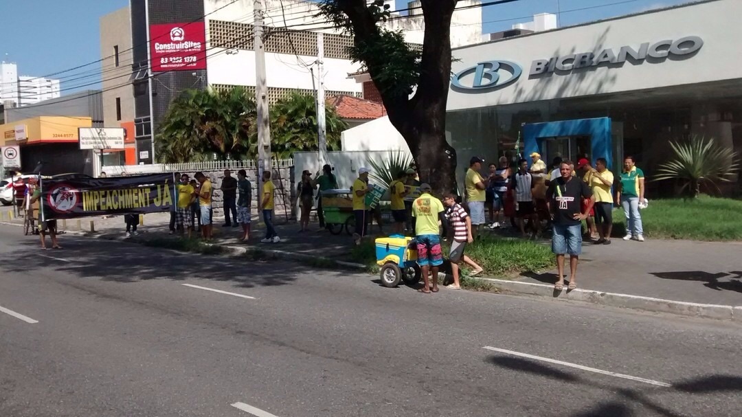 PROTESTO EM JOÃO PESSOA: Manifestantes começam a se reunir próximo ao Grupamento de Engenharia