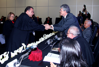 BERTRAND ASFORA TOMA POSSE: Efraim Morais leu o ato e o governador Ricardo Coutinho empossou