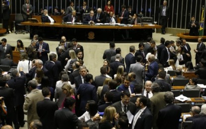 VEJA VÍDEO: Deputados brincam com Pixulekos no Plenário da Câmara