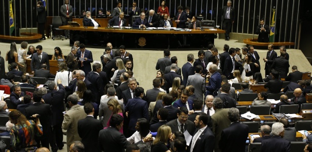 VEJA VÍDEO: Deputados brincam com Pixulekos no Plenário da Câmara