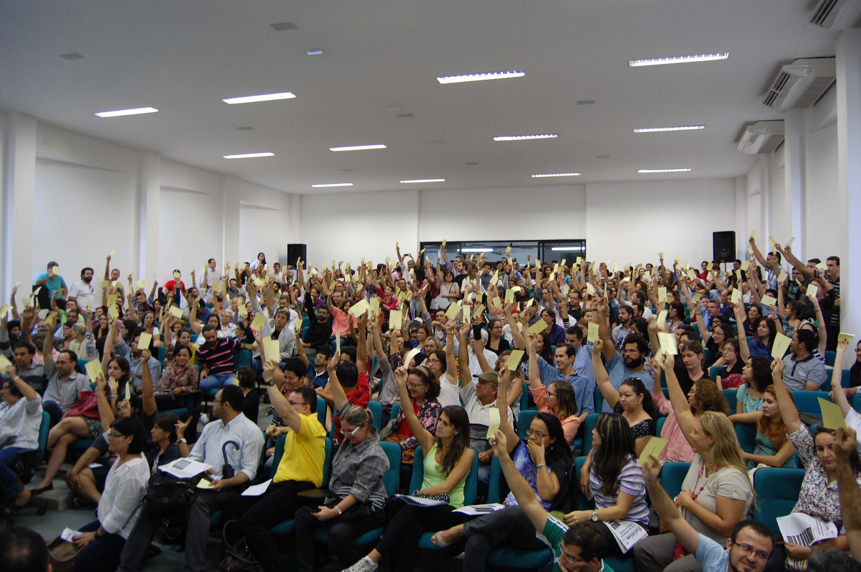 Docentes da UFPB fazem assembleia para definir rumos da greve