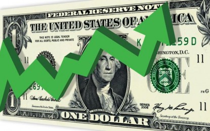 Dólar bate em R$ 3,89 e BC intervém