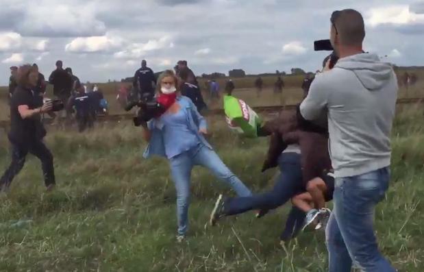 VEJA VÍDEO: Jornalista húngara chuta refugiados que tentam furar barricada policial; assista