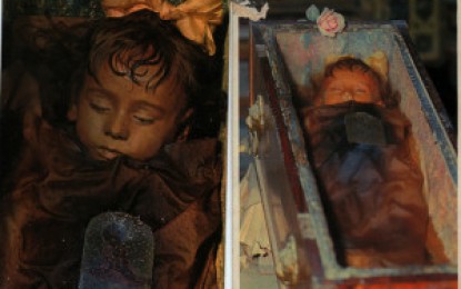 VEJA O VÍDEO- Mistério – corpo de criança morta há 94 anos abre e fecha os olhos todos os dias. Entenda