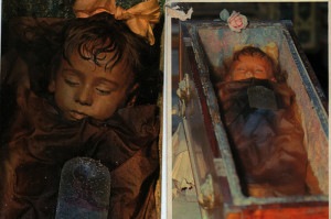 VEJA O VÍDEO- Mistério – corpo de criança morta há 94 anos abre e fecha os olhos todos os dias. Entenda
