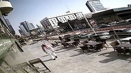 VEJA VÍDEO– Vídeo mostra pedestre escapando de acidente incrível na Arábia Saudita