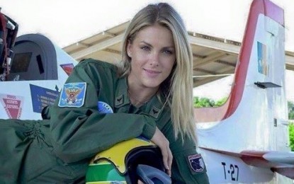 Ana Hickman aparece em manchete de jornais internacionais como piloto de avião que atacou Estado Islâmico