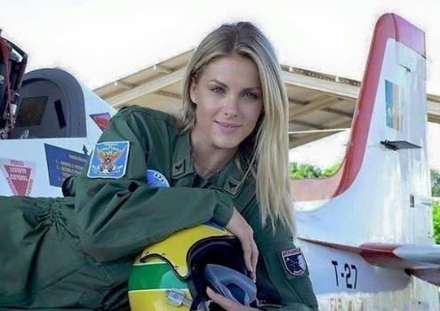 Ana Hickman aparece em manchete de jornais internacionais como piloto de avião que atacou Estado Islâmico