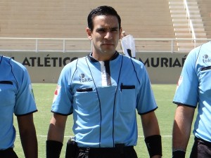 VÍDEO – Árbitro de futebol saca revólver durante partida