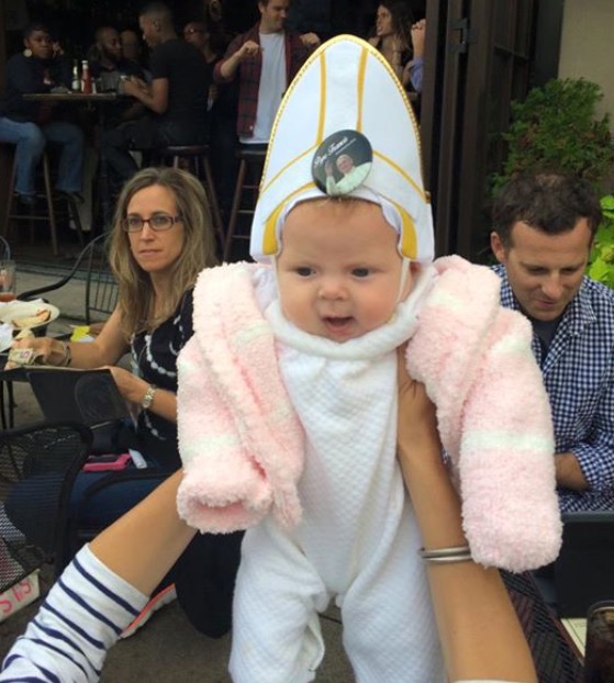 Bebezinha vestida de papa chama atenção durante visita do Pontífice aos EUA