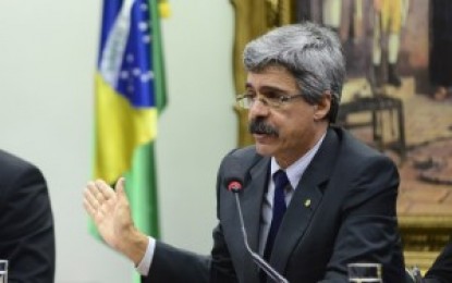 Relator livra Lula e Dilma de responsabilidade sobre corrupção na Petrobras
