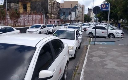 Taxistas bloqueiam rua da CMJP em protesto contra Uber