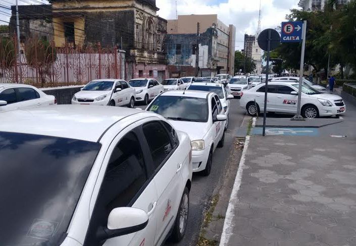 Taxistas bloqueiam rua da CMJP em protesto contra Uber