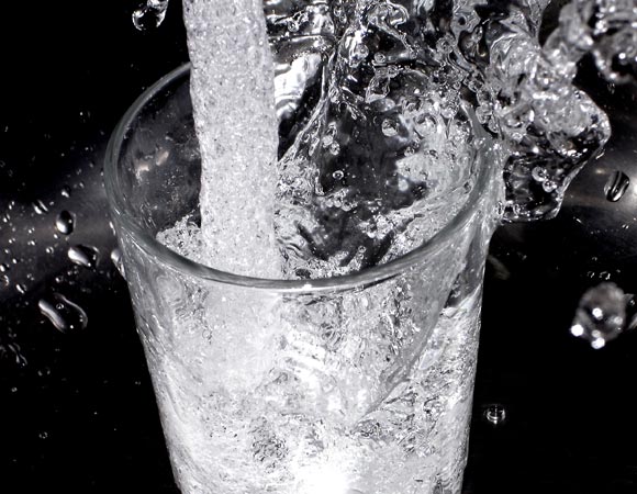 VEJA VÍDEO– DEFENSOR DE CUNHA: Deputado joga um copa d’água em advogado durante reunião de comissão