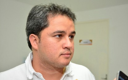 Efraim Filho lamenta novo aumento da Gasolina e cobra pronunciamento público no radio e na TV