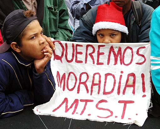 Movimento de Trabalhadores Sem Teto realizam protesto no Dia Mundial Sem Teto