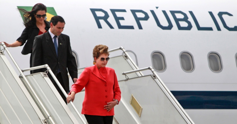 Dilma sobrevoa região atingida por mar de lama e cobra donas da Samarco