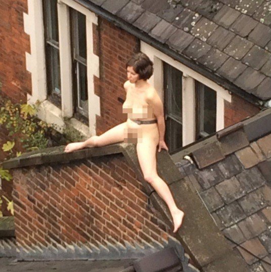 Mulher nua sentada em cima de telhado intriga moradores de Londres