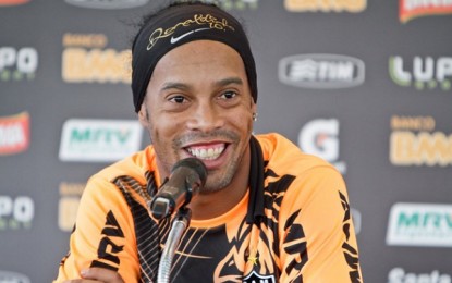 VÍDEO – Numa fase bola murcha, Ronaldinho Gaúcho vira segurança em reality show