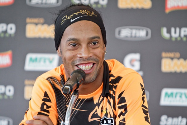 VÍDEO – Numa fase bola murcha, Ronaldinho Gaúcho vira segurança em reality show