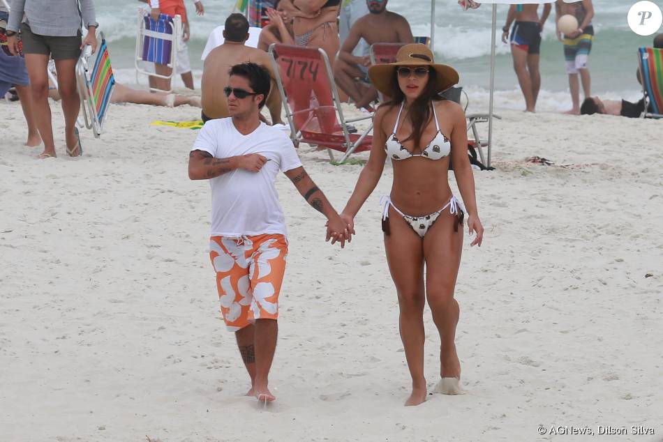 De blusa e short, Thammy Miranda curte praia ao lado da namorada no Rio