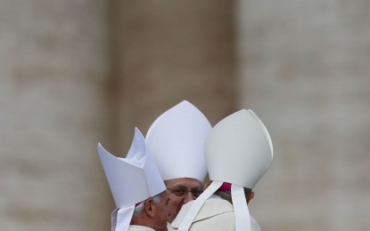 POLÊMICA: Vaticano prende padre e leiga por vazamento de documentos