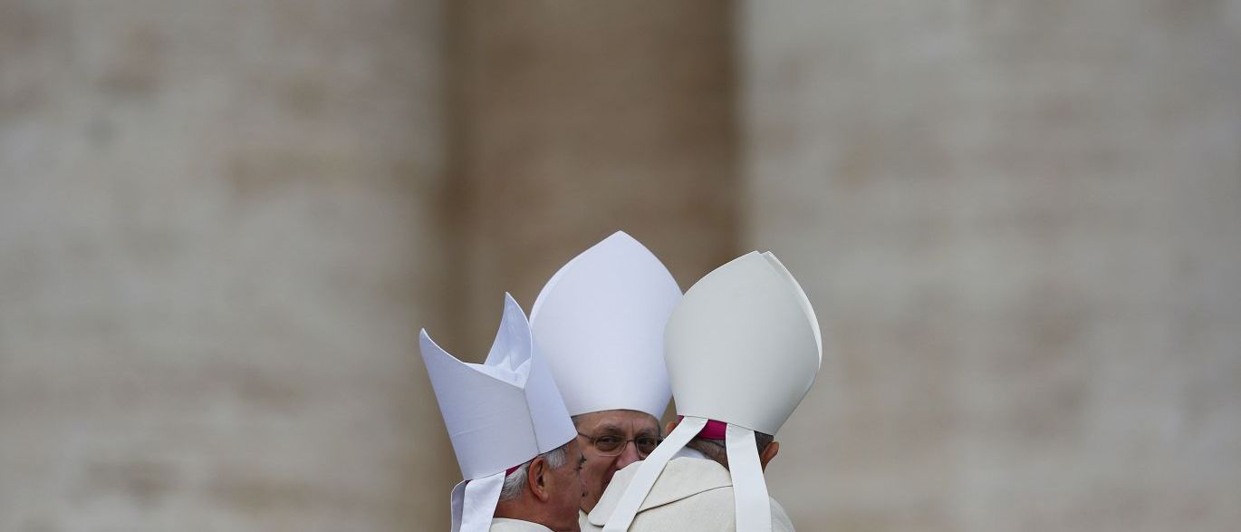 POLÊMICA: Vaticano prende padre e leiga por vazamento de documentos