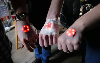 VÍDEO -Fãs de Homem de Ferro implantam chips de LED nas mãos para parecer com super herói