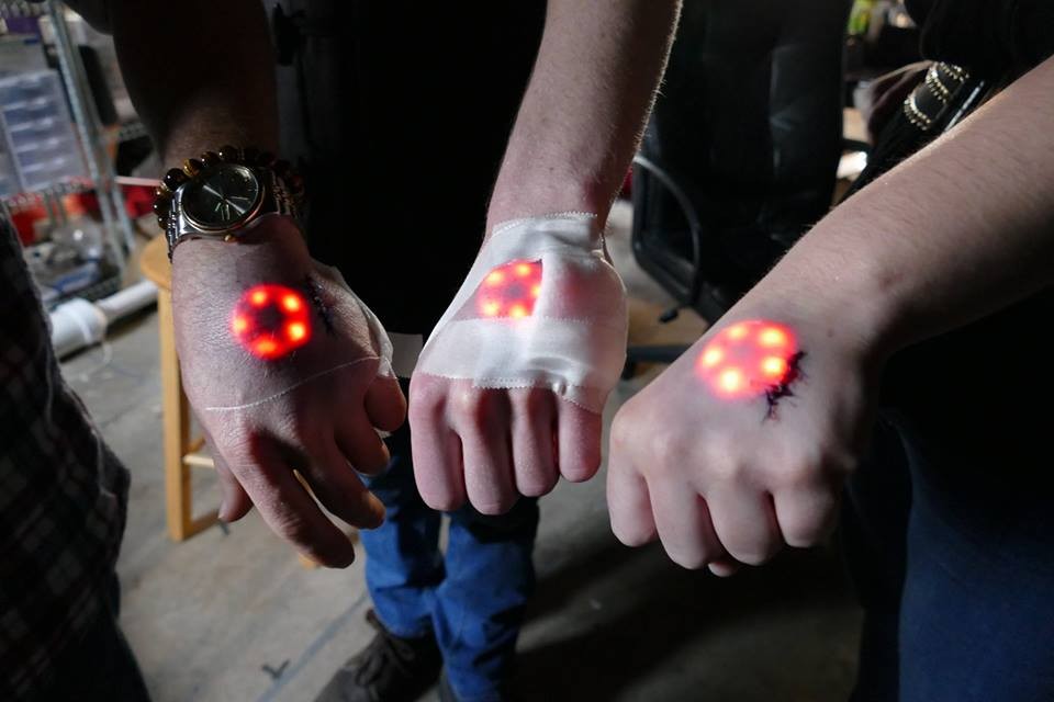 VÍDEO -Fãs de Homem de Ferro implantam chips de LED nas mãos para parecer com super herói