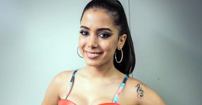 Vídeo: Anitta exibe boa forma de biquíni com estampa de folha de maconha