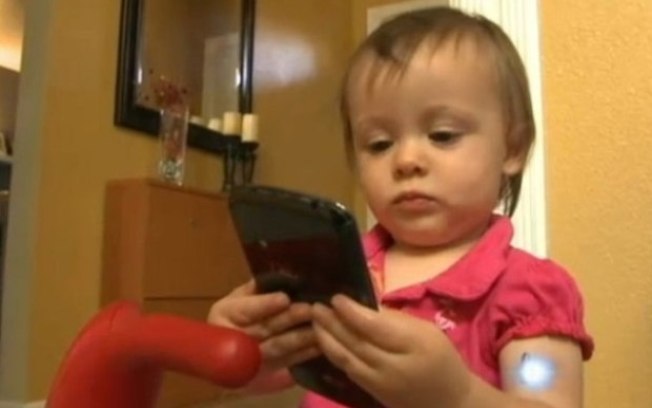 Criança de dois anos compra carro enquanto brincava no celular do pai