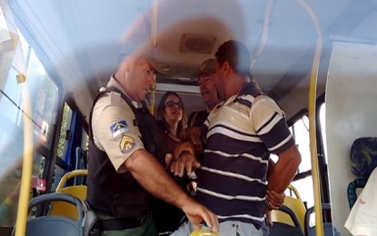 VÍDEO – Escrivã da Polícia Civil é flagrada agredindo homens em Petrolina, PE