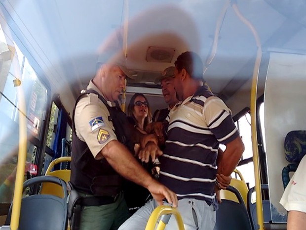 VÍDEO – Escrivã da Polícia Civil é flagrada agredindo homens em Petrolina, PE