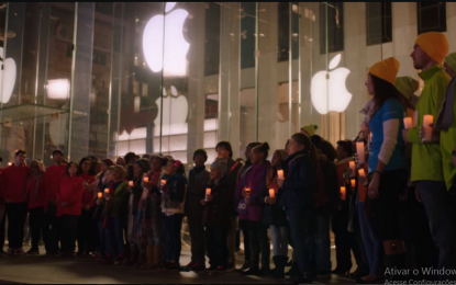 VÍDEO – Coral de funcionários da Microsoft canta em frente a loja da Apple em Nova York