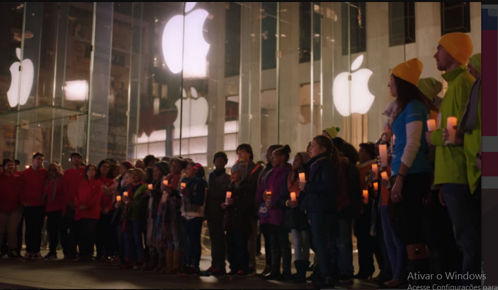 VÍDEO – Coral de funcionários da Microsoft canta em frente a loja da Apple em Nova York
