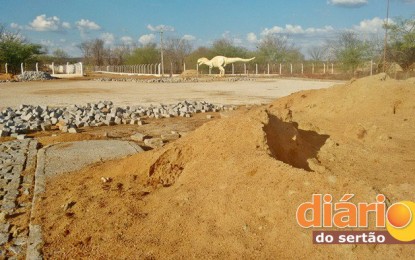 Vale dos Dinossauros está abandonado, obra de reforma está paralisada; montes de areia e pedras estão espalhados no local