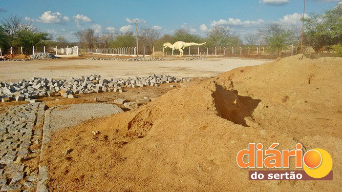 Vale dos Dinossauros está abandonado, obra de reforma está paralisada; montes de areia e pedras estão espalhados no local