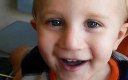 Menino de 2 anos morre após ser esquecido em quarto pelos pais que usavam drogas