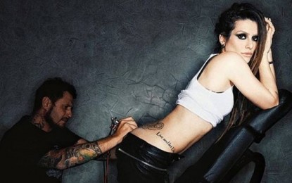 Cleo Pires aparece tatuando o bumbum em ensaio para revista
