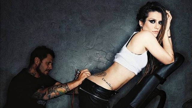 Cleo Pires aparece tatuando o bumbum em ensaio para revista
