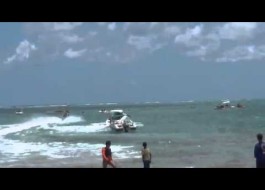 VEJA VÍDEO– Motor de barco com cinco pessoas explode em Areia Dourada