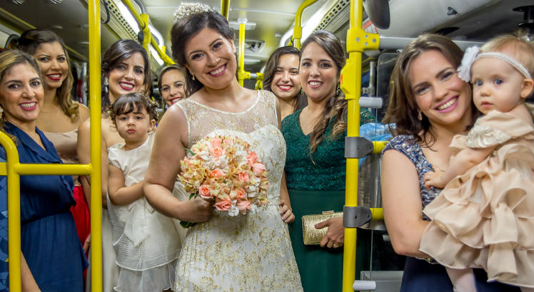 VEJA VÍDEO: Casal pernambucano começa história de amor em ônibus e noiva chega de coletivo na festa de casamento